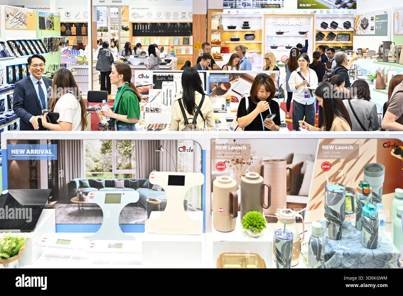 Guangzhou, Cina.23 ottobre 2025. La seconda fase della 138a Fiera di importazione ed esportazione della Cina, popolarmente conosciuta come Fiera di Canton, è stata aperta a Guangzhou, provincia del Guangdong, il 23 ottobre 2025. La seconda fase della fiera è incentrata sulla costruzione di una casa di qualità. Credito: Chen Jimin/China News Service/Alamy Live News Foto Stock
