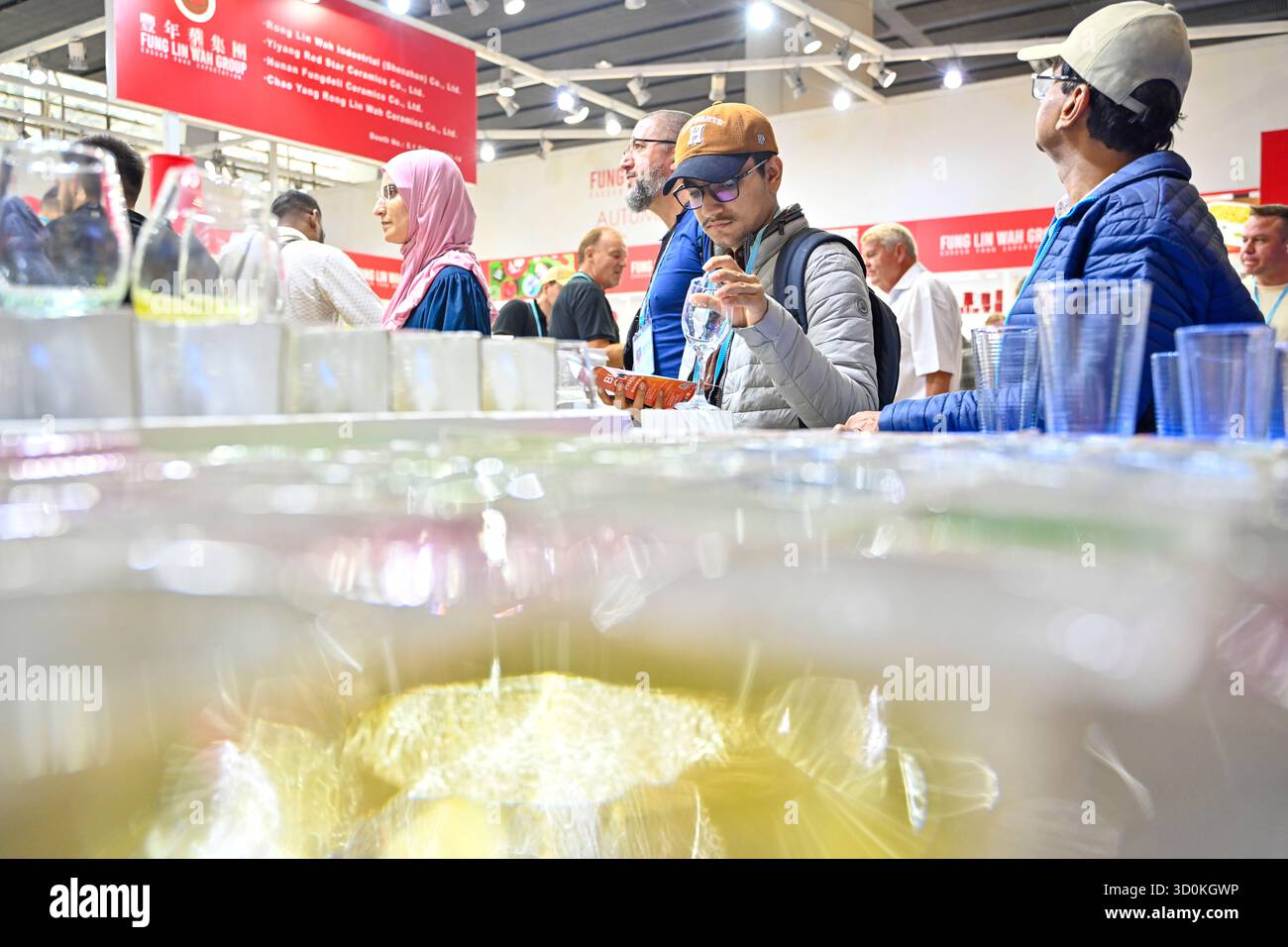 Guangzhou, Cina.23 ottobre 2025. La seconda fase della 138a Fiera di importazione ed esportazione della Cina, popolarmente conosciuta come Fiera di Canton, è stata aperta a Guangzhou, provincia del Guangdong, il 23 ottobre 2025. La seconda fase della fiera è incentrata sulla costruzione di una casa di qualità. Credito: Chen Jimin/China News Service/Alamy Live News Foto Stock
