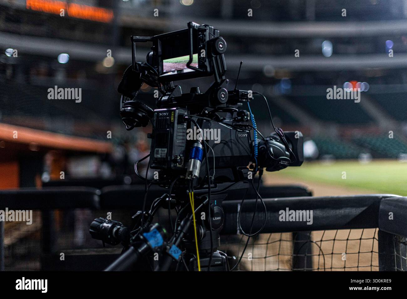 HERMOSILLO, MESSICO - 23 DE OCTUBRE: Detalle video camara de Television sony, durante el partido de la Liga Mexicana del Pacífico entre Naranjeros de Hermosillo y Yaquis de Obregón en el Estadio Fernando Valenzuela el 23 de octubre de 2025 en Hermosillo, Messico. (Foto de Luis Gutiérrez/foto Norte) HERMOSILLO, MESSICO - 23 OTTOBRE: Dettaglio di una telecamera Sony durante la partita della Mexican Pacific League tra Naranjeros de Hermosillo e Yaquis de Obregón al Fernando Valenzuela Stadium il 23 ottobre 2025 a Hermosillo, Messico. (Foto di Luis Gutiérrez/foto Norte) Foto Stock