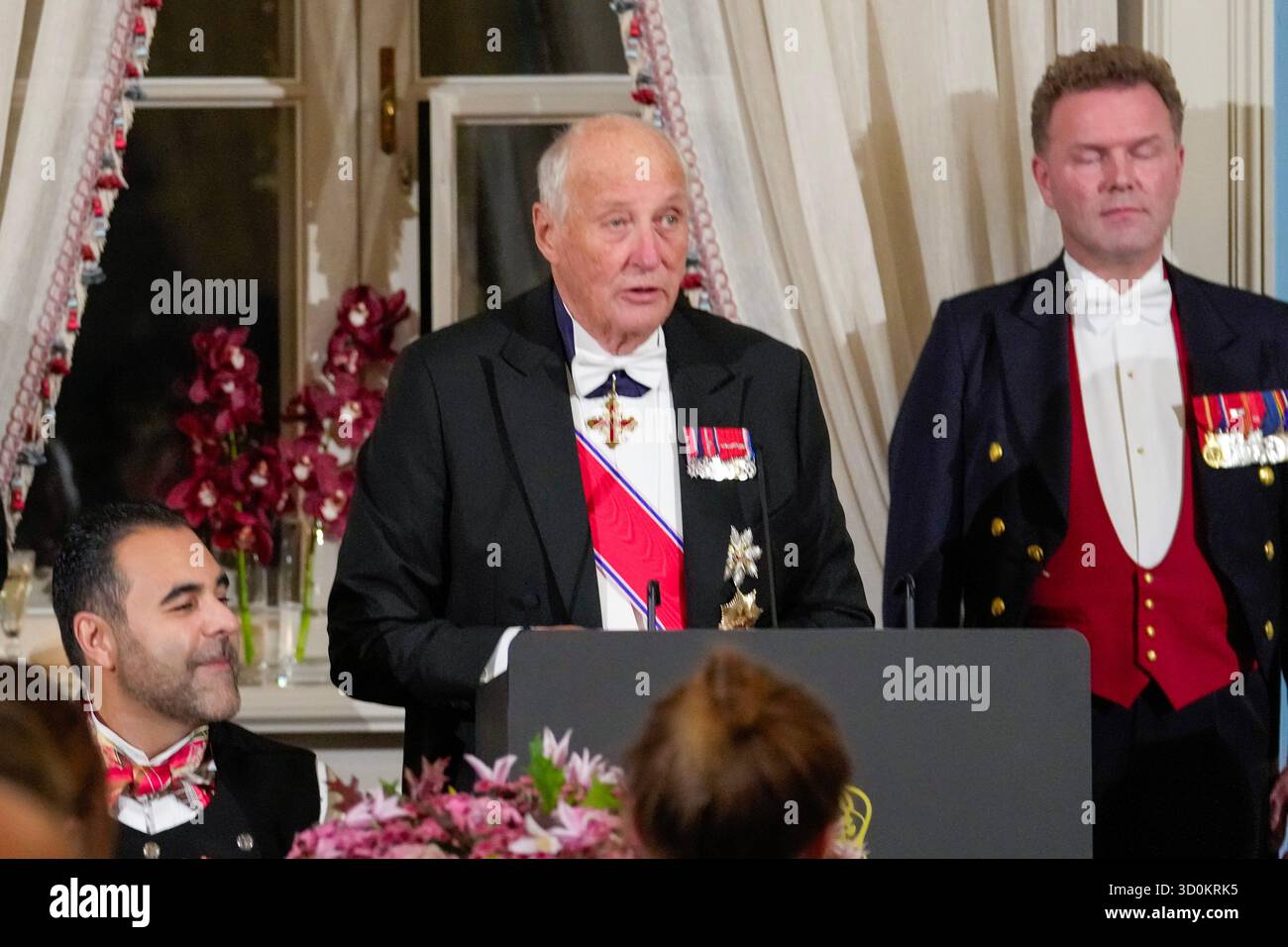 Oslo 20251023. Re Harald parla alla cena Storting al Palace. Re Harald e la regina Sonja tengono una cena per i rappresentanti Storting al palazzo. Foto: Terje Bendiksby / NTB questo testo è tradotto automaticamente Foto Stock