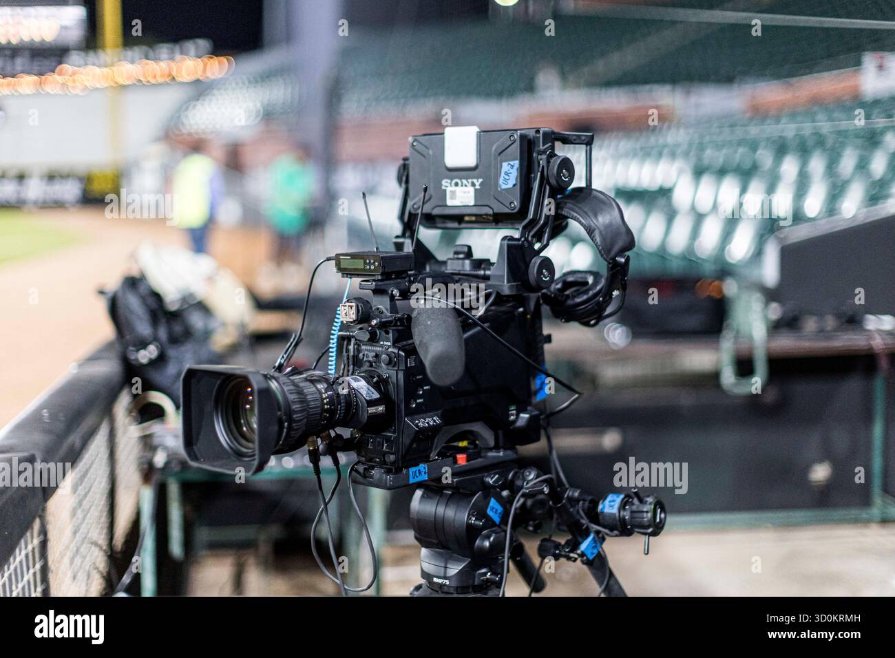 HERMOSILLO, MESSICO - 23 DE OCTUBRE: Detalle video camara de Television sony, durante el partido de la Liga Mexicana del Pacífico entre Naranjeros de Hermosillo y Yaquis de Obregón en el Estadio Fernando Valenzuela el 23 de octubre de 2025 en Hermosillo, Messico. (Foto de Luis Gutiérrez/foto Norte) HERMOSILLO, MESSICO - 23 OTTOBRE: Dettaglio di una telecamera Sony durante la partita della Mexican Pacific League tra Naranjeros de Hermosillo e Yaquis de Obregón al Fernando Valenzuela Stadium il 23 ottobre 2025 a Hermosillo, Messico. (Foto di Luis Gutiérrez/foto Norte) Foto Stock