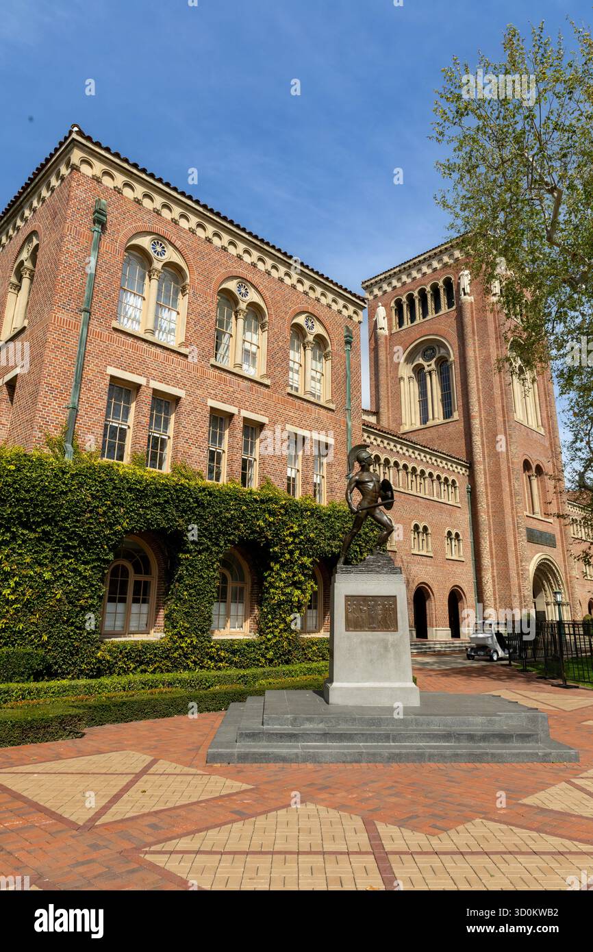 Statua troiana di Roger Noble Burnham e il Bovard Administration Building presso l'Università della California meridionale Foto Stock