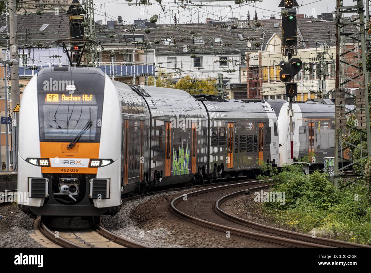 Rhein-Ruhr-Express, treno RRX, RE1 sulla strada per Aquisgrana, dalla stazione centrale di Duesseldorf, qui vicino alla stazione Volksgarten, Renania settentrionale-Vestfalia, Germania Foto Stock