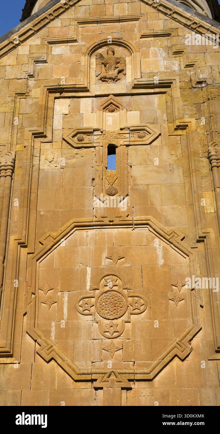 Vista dettagliata di un'opera artistica in pietra con simboli religiosi su un muro della chiesa, monastero di Noravank, chiesa del mausoleo Surb Astvatsatsin, Norava Foto Stock