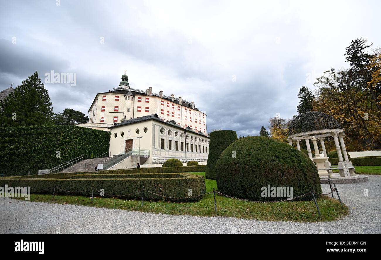 IMMAGINE A TEMA - il castello rinascimentale di Ambras a Innsbruck, Austria, fotografato giovedì 23 ottobre 2025. In primo piano, l'ala con la sala spagnola, - 20251023_PD14196 credito: APA-PictureDesk/Alamy Live News Foto Stock
