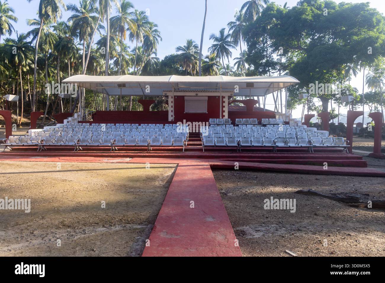 L'anfiteatro all'aperto o il palcoscenico su un'immagine tropicale dell'isola di ross viene scattata presso il porto dell'isola di ross blair, nelle Isole Nicobari delle Andamane, in India. Foto Stock