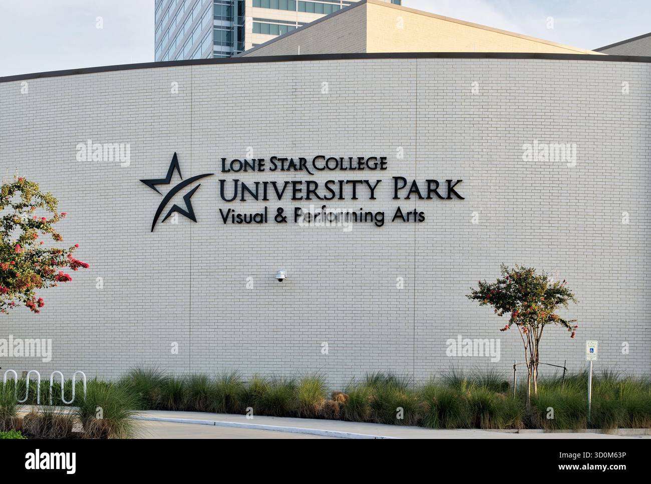 Houston, Texas USA 07-13-2025: Esterno della struttura educativa del Lone Star College University Park. Foto Stock