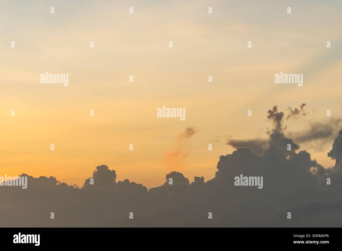 tranquilla vista aerea delle soffici nuvole all'orizzonte Foto Stock