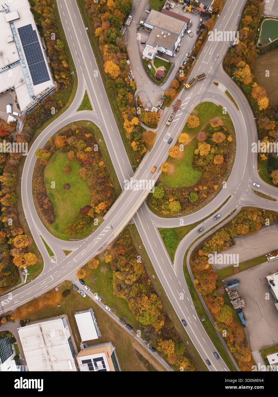 Struttura stradale complessa con rotonde e colori autunnali, vista dall'alto, Dornstetten, distretto di Freudenstadt, Germania Foto Stock