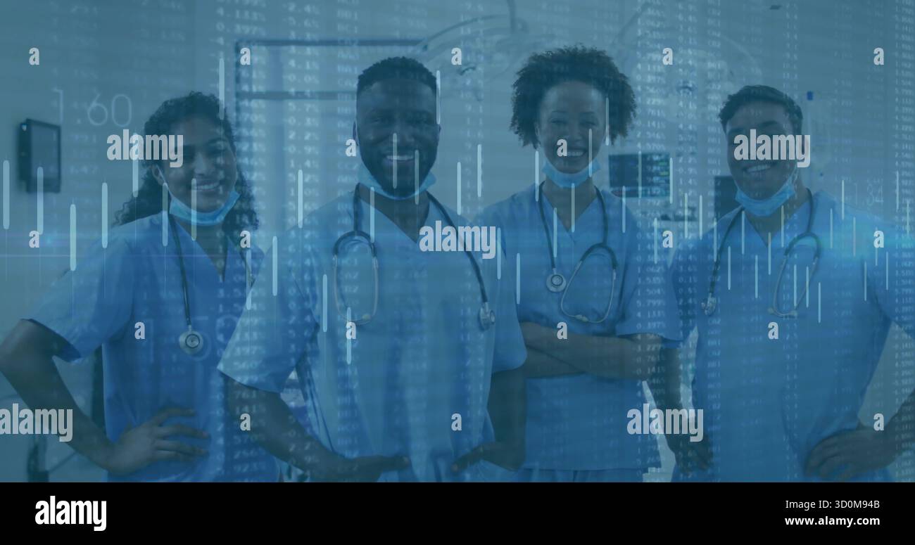 Posing team medico in piedi in sala di trattamento, con stetoscopi, monitor, lampada chirurgica Foto Stock