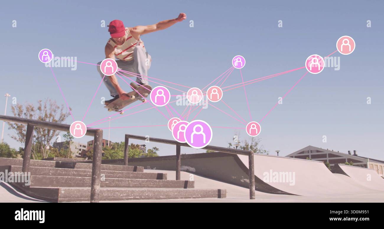 Lancia lo skateboarder indossando un berretto rosso e la parte superiore a strisce trasportata sopra il corrimano di metallo allo skate Park Foto Stock