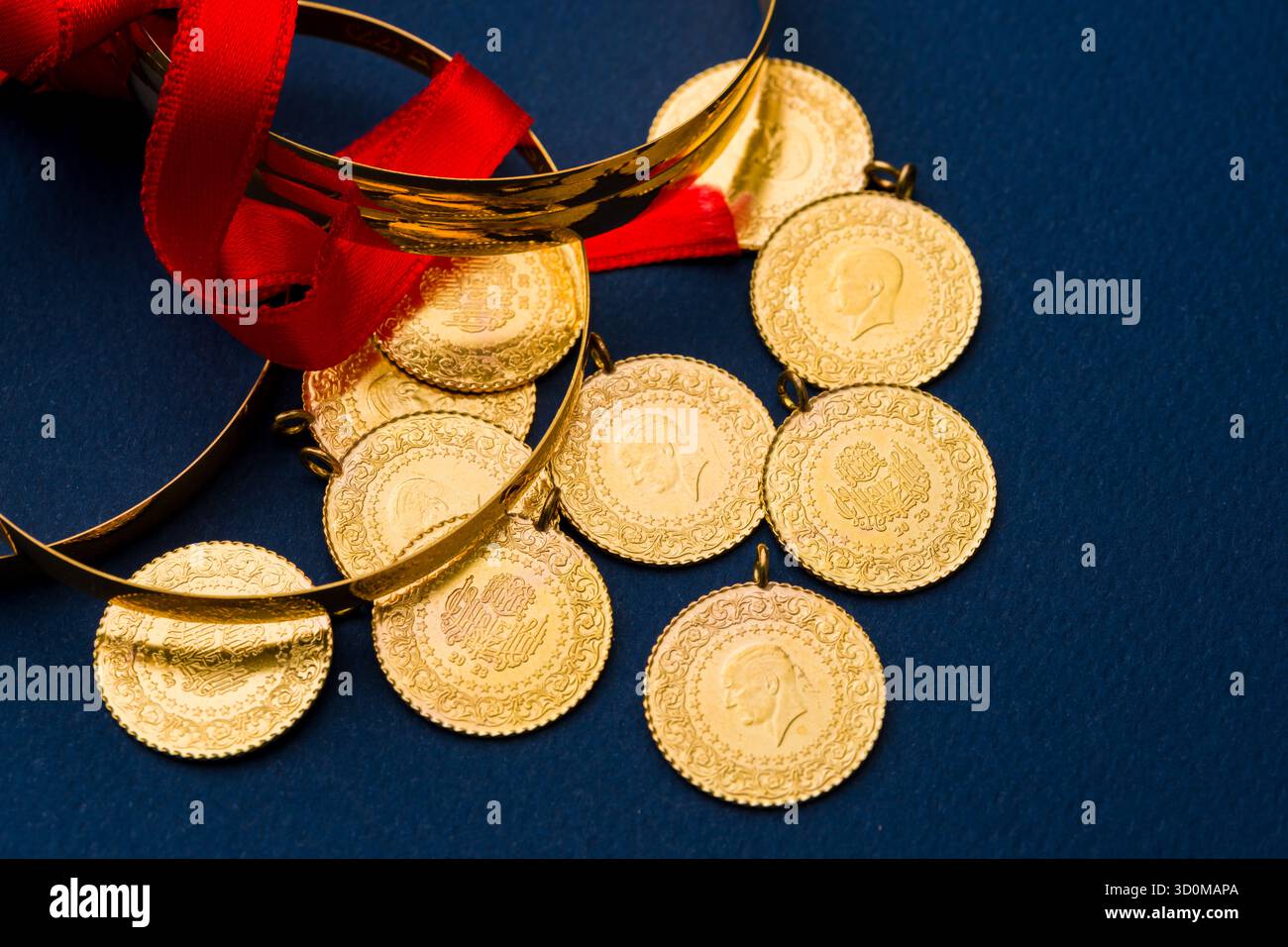Le tradizionali monete turche e i braccialetti a metà oro simboleggiano la ricchezza e la prosperità Foto Stock