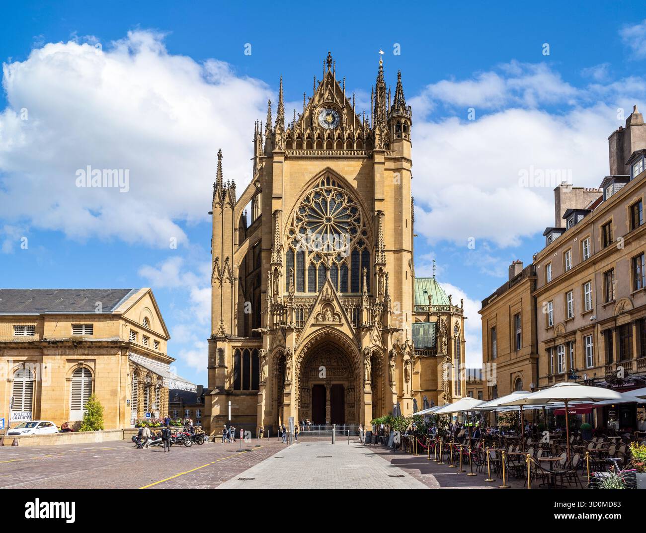 Facciata occidentale della cattedrale di Santo Stefano a Metz, Francia, vista da piazza Papa Giovanni Paolo II. Foto Stock
