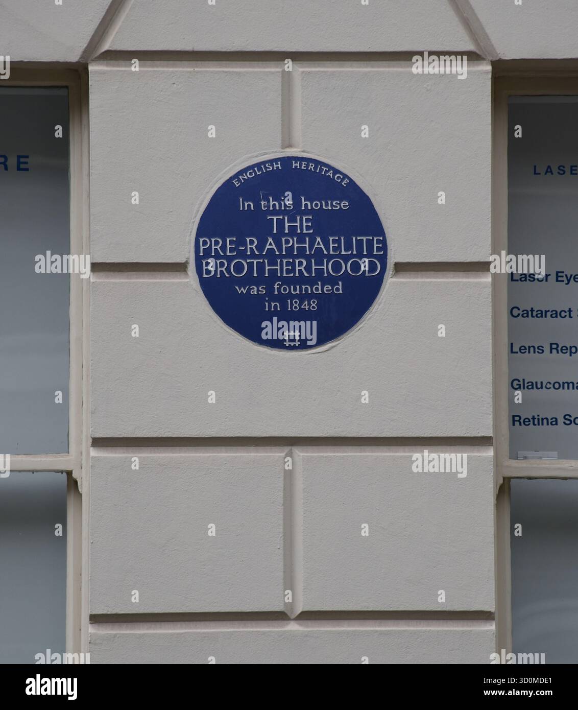 Targa blu che mostra dove è stata fondata la Fratellanza Pre-Raphaelite nel 1848, Bloomsbury, Camden, Londra, Regno Unito Foto Stock