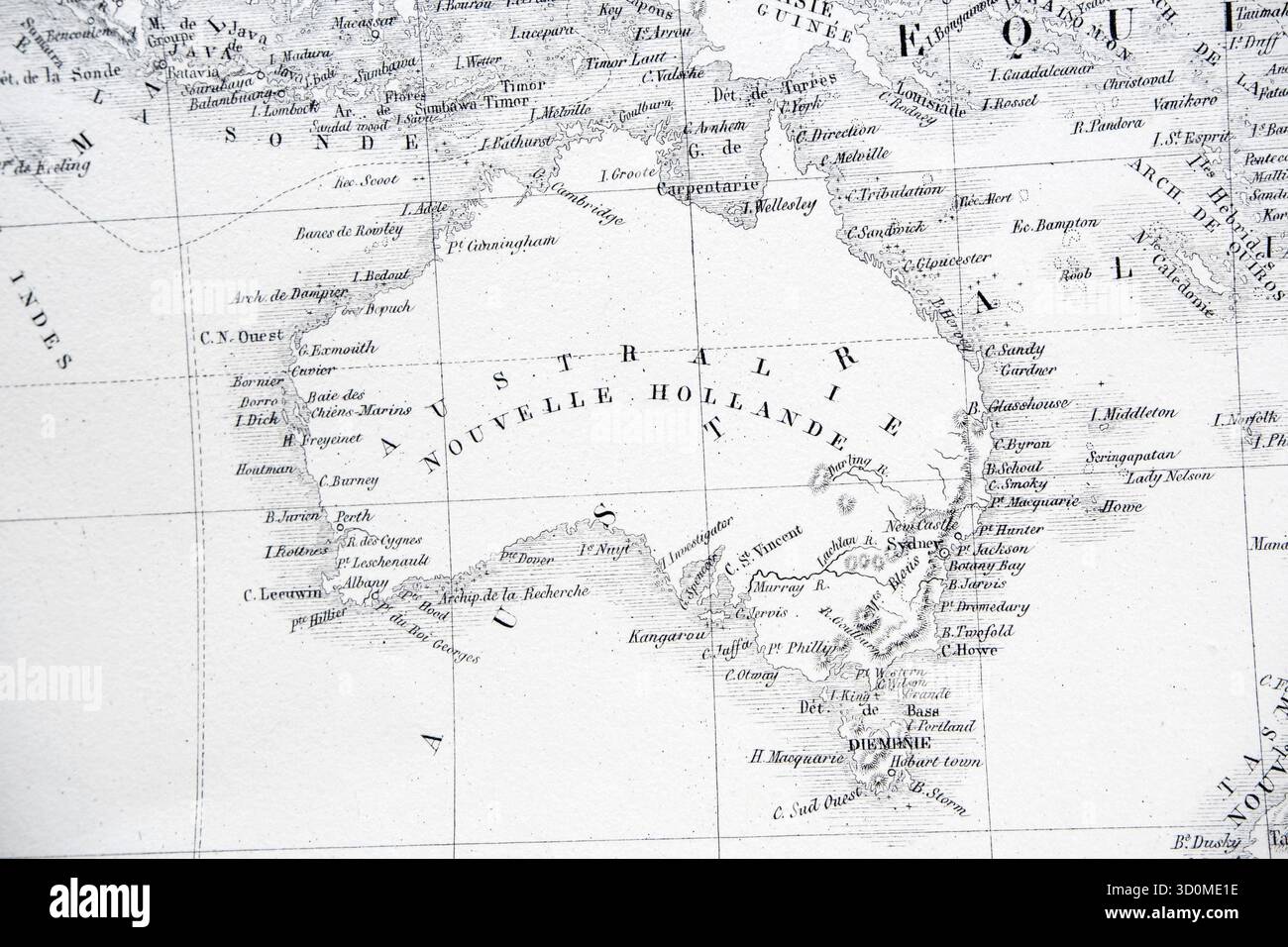 Antica mappa francese (XIX secolo) della New Holland (Australia) e della Tasmania. Dettagli costieri incisi. Foto Stock
