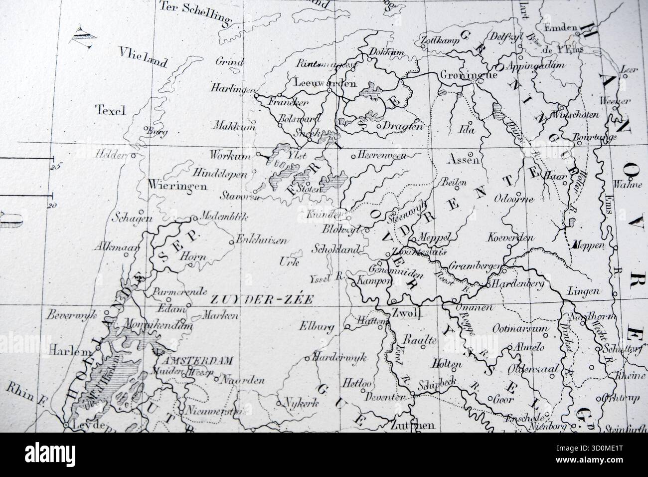 Dettaglio di una mappa dei Paesi Bassi del XIX secolo con AMSTERDAM e ZUYDER-ZÉE (Zuiderzee). Città vecchia e nomi delle isole. Foto Stock