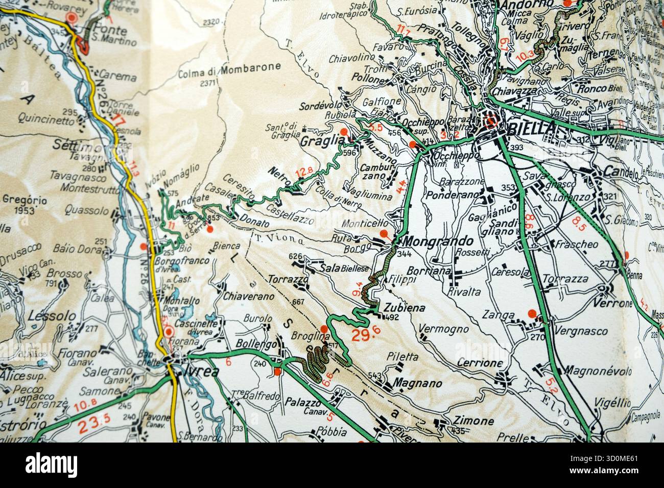 Mappa stradale d'epoca che mostra Ivrea e biella e la zona montuosa circostante in Piemonte. Foto Stock