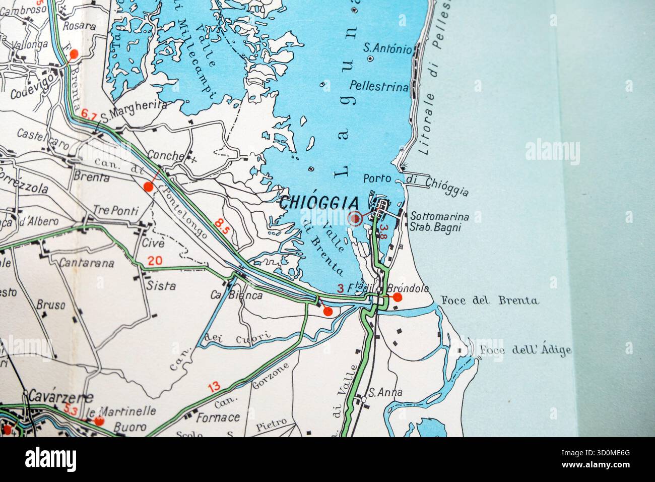 Dettagli della mappa stradale d'epoca che mostra Chioggia e la Laguna Veneta. Foto Stock