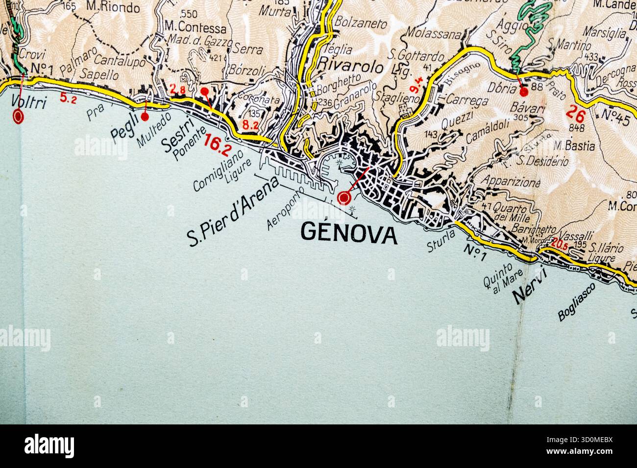 Dettagli della mappa stradale d'epoca che mostra Genova (Genova), il porto e la costa ligure. Foto Stock