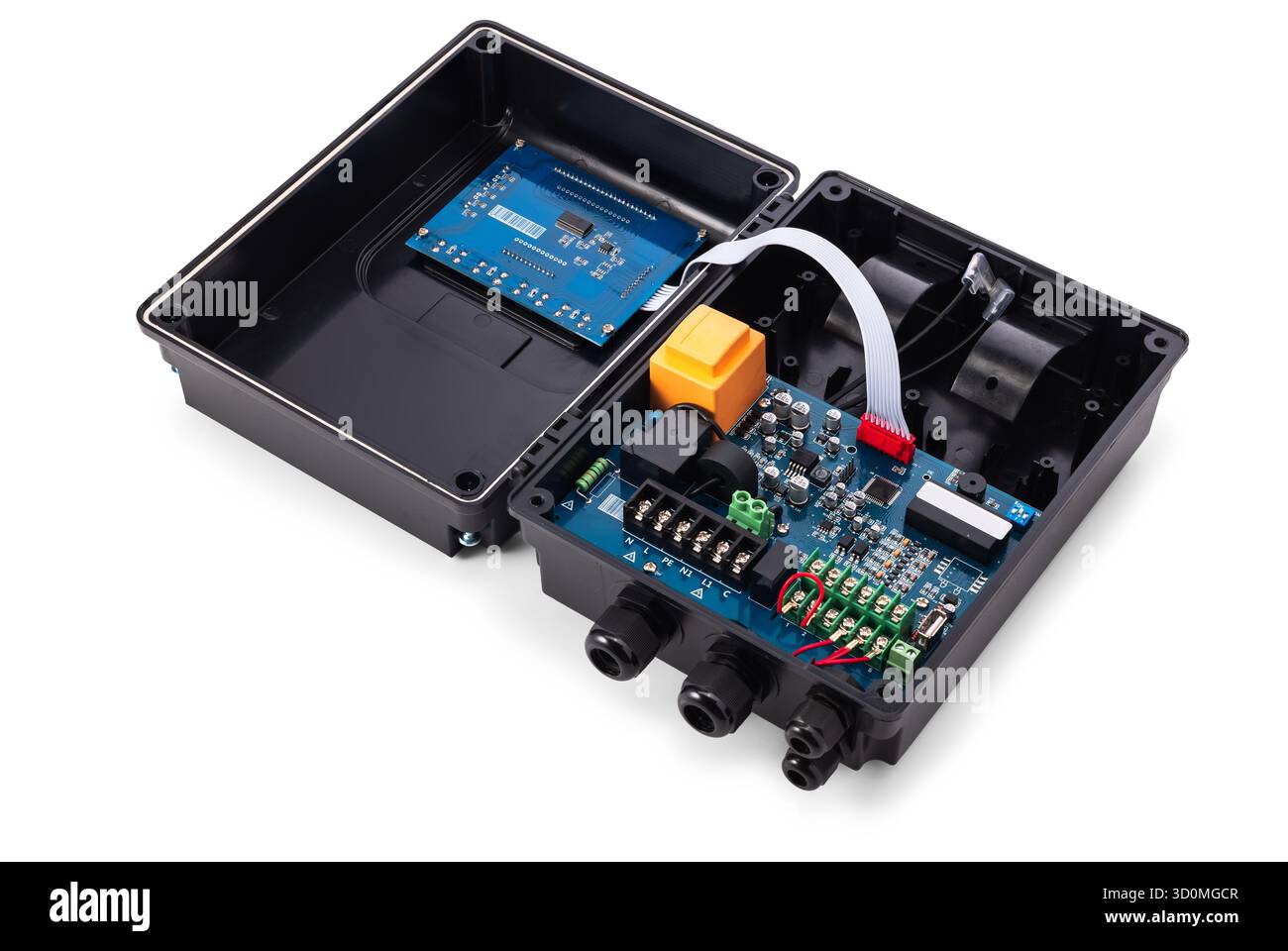 Contenitore per controller con scatola inverter programmabile con scheda a circuito stampato, connettori e cablaggio per applicazioni e progetti industriali, cavi elettrici Foto Stock