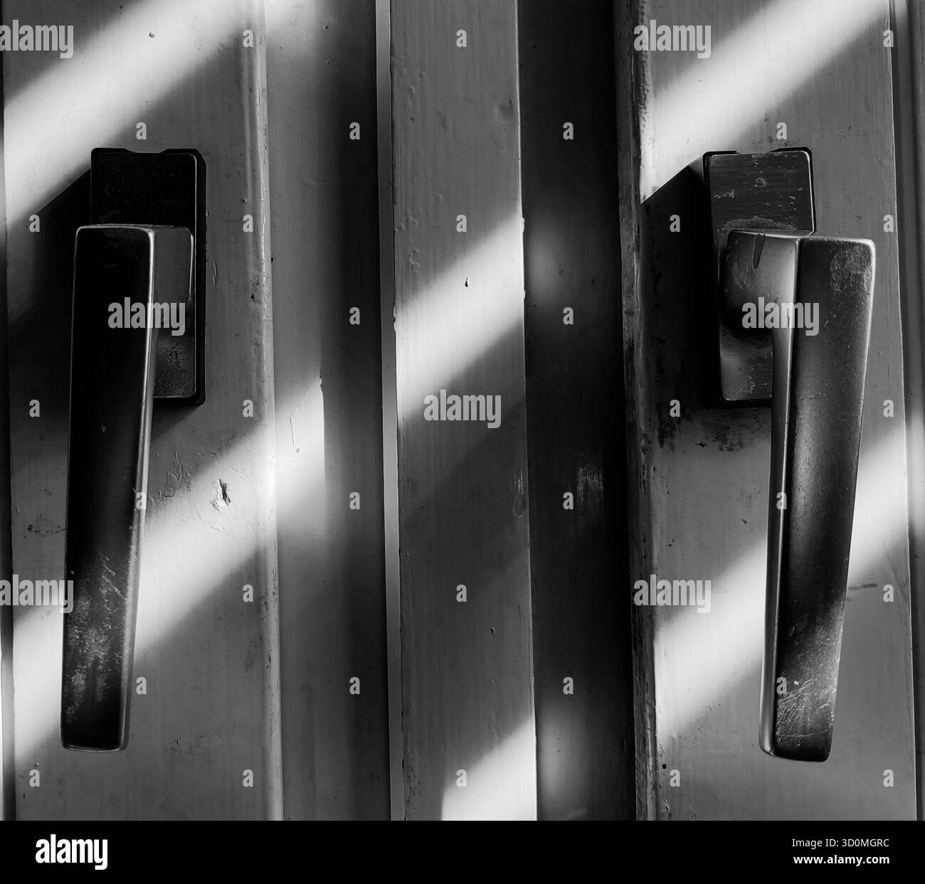 Cornice del balcone illuminata dal sole. Tonalità monocromatiche. Foto Stock