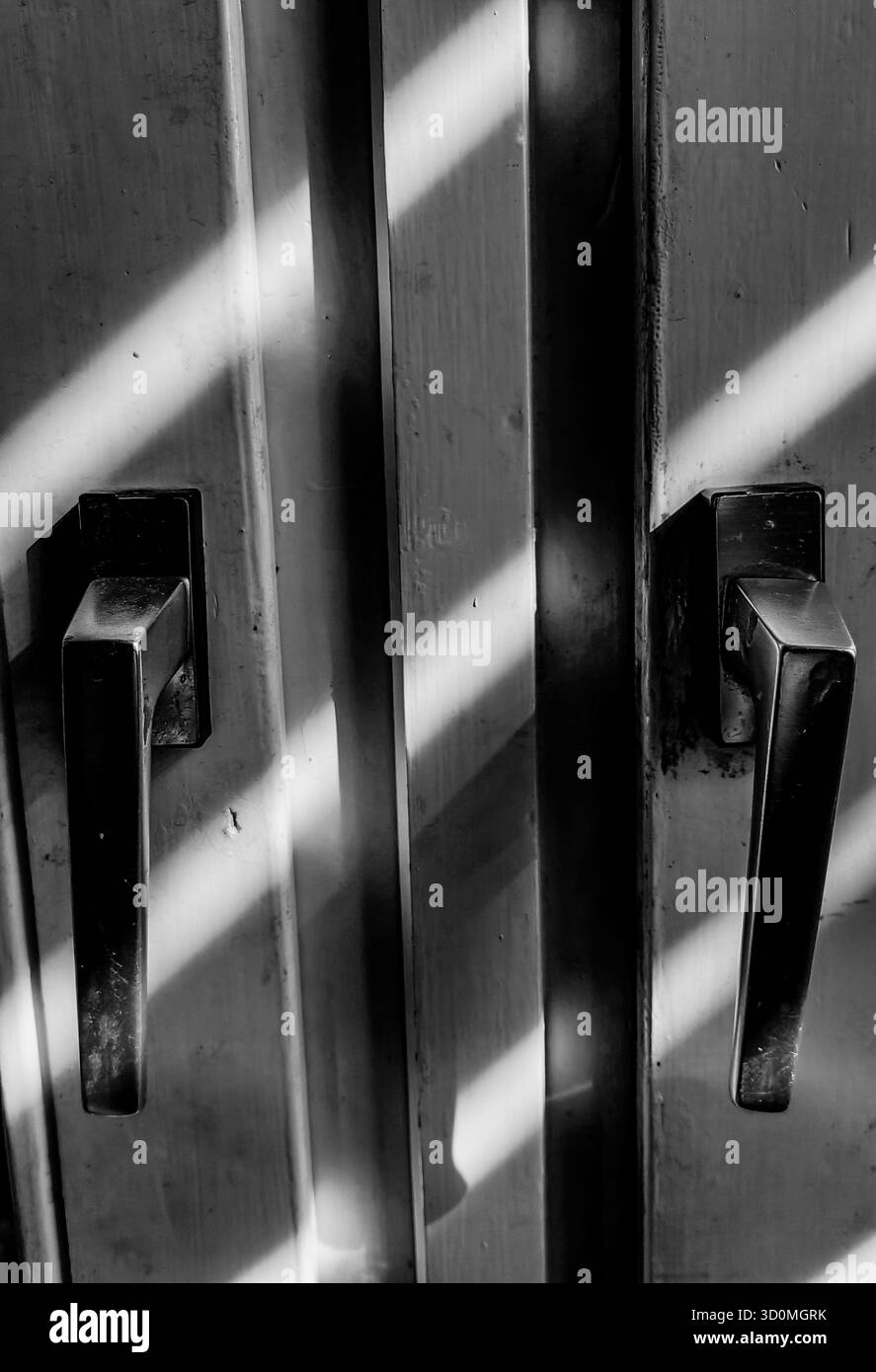 Cornice del balcone illuminata dal sole. Tonalità monocromatiche. Foto Stock