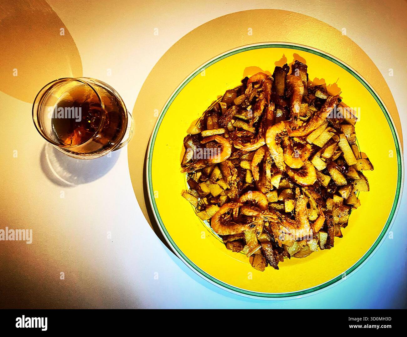 Una tazza di vino Sherry e gamberi, cipolla e patate in una casa a Jerez de la Frontera, provincia di Cadice, Andalusia, Spagna Foto Stock