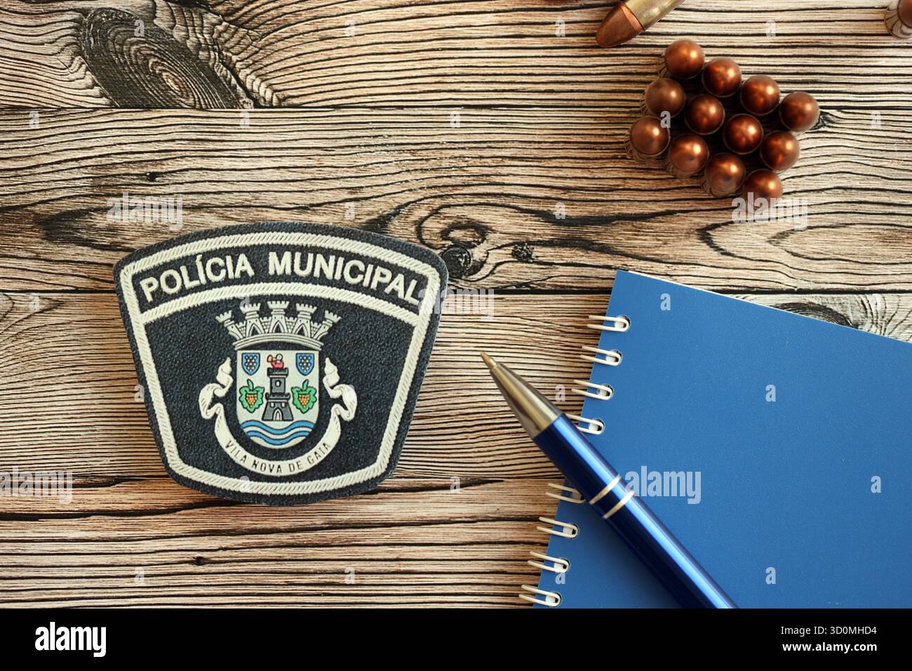 KIEV, UCRAINA - 6 SETTEMBRE 2025 Portogallo polizia municipale patch con pallottole e blocco note sul tavolo di legno da vicino Foto Stock