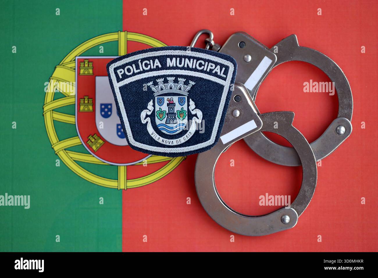 KIEV, UCRAINA - 6 SETTEMBRE 2025 Portogallo polizia municipale patch e manette sulla bandiera nazionale primo piano Foto Stock