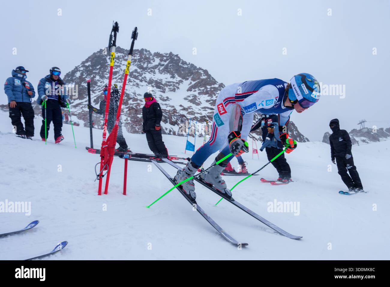 Sölden, Austria 20251023. L'alpinista Timon Haugan e la squadra nazionale norvegese di sci alpino si allenano a Tiefenbachgletscher prima dell'apertura della Coppa del mondo di alpinismo a Sölden, Austria, il prossimo fine settimana foto: Cornelius Poppe / NTB questo testo è tradotto automaticamente Foto Stock