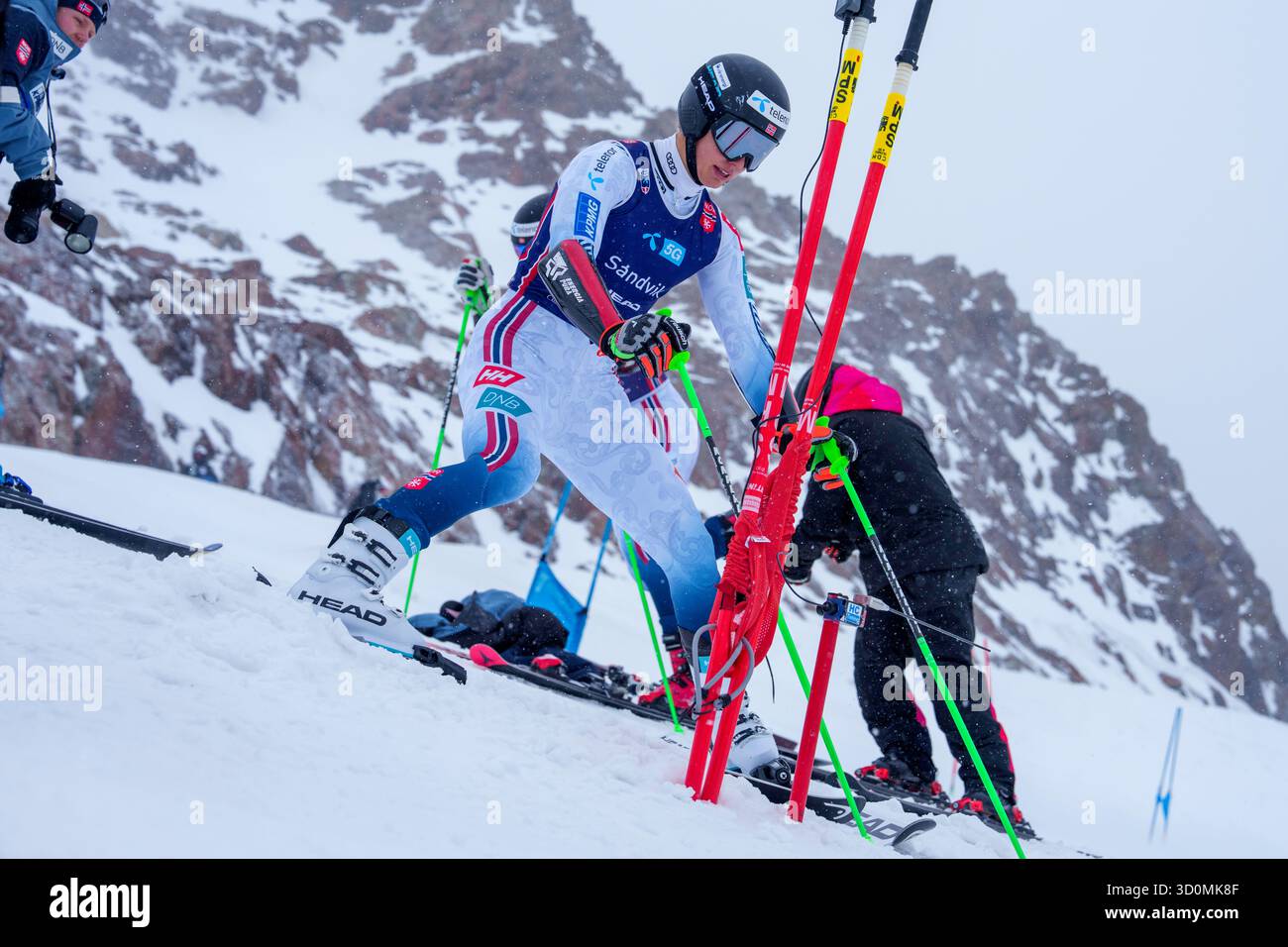 Sölden, Austria 20251023. L'alpinista Oscar Andreas Sandvik e la nazionale norvegese di sci alpino si allenano sul ghiacciaio di Tiefenbach in occasione dell'apertura della Coppa del mondo di alpinismo a Sölden, Austria, il prossimo fine settimana foto: Cornelius Poppe / NTB questo testo è tradotto automaticamente Foto Stock