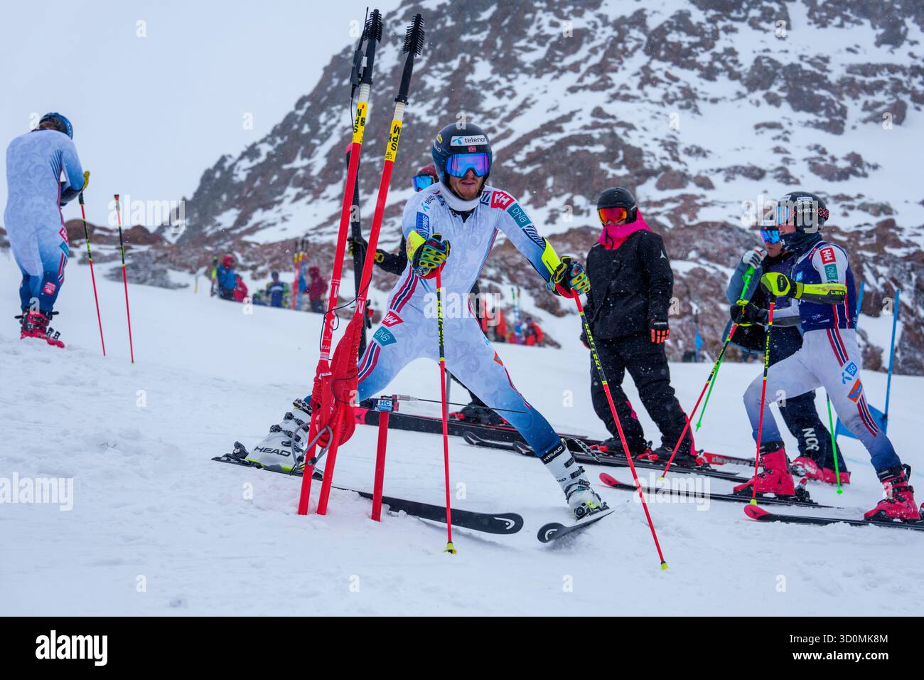 Sölden, Austria 20251023. L'alpinista Atle Lie McGrath e la nazionale norvegese di sci alpino si allenano a Tiefenbachgletscher in vista dell'apertura della Coppa del mondo di alpinismo a Sölden, Austria, il prossimo fine settimana foto: Cornelius Poppe / NTB questo testo è tradotto automaticamente Foto Stock