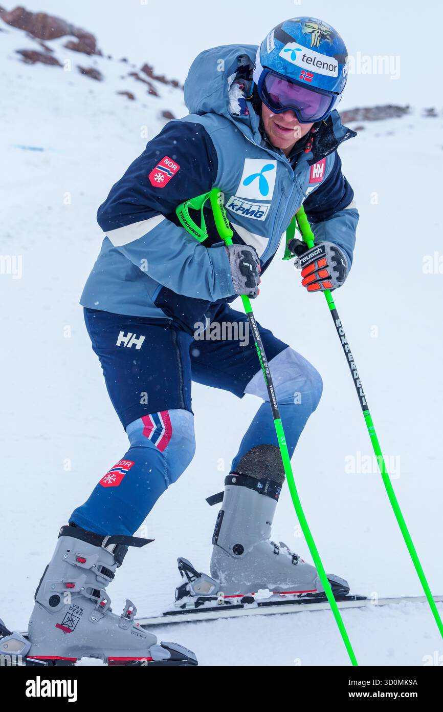 Sölden, Austria 20251023. L'alpinista Timon Haugan e la squadra nazionale norvegese di sci alpino si allenano a Tiefenbachgletscher in occasione dell'apertura della Coppa del mondo di alpinismo a Sölden, Austria, il prossimo fine settimana foto: Cornelius Poppe / NTB questo testo è tradotto automaticamente Foto Stock