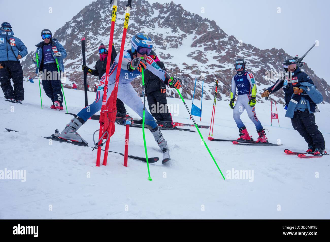 Sölden, Austria 20251023. L'alpinista Timon Haugan e la squadra nazionale norvegese di sci alpino si allenano a Tiefenbachgletscher prima dell'apertura della Coppa del mondo di alpinismo a Sölden, Austria, il prossimo fine settimana foto: Cornelius Poppe / NTB questo testo è tradotto automaticamente Foto Stock
