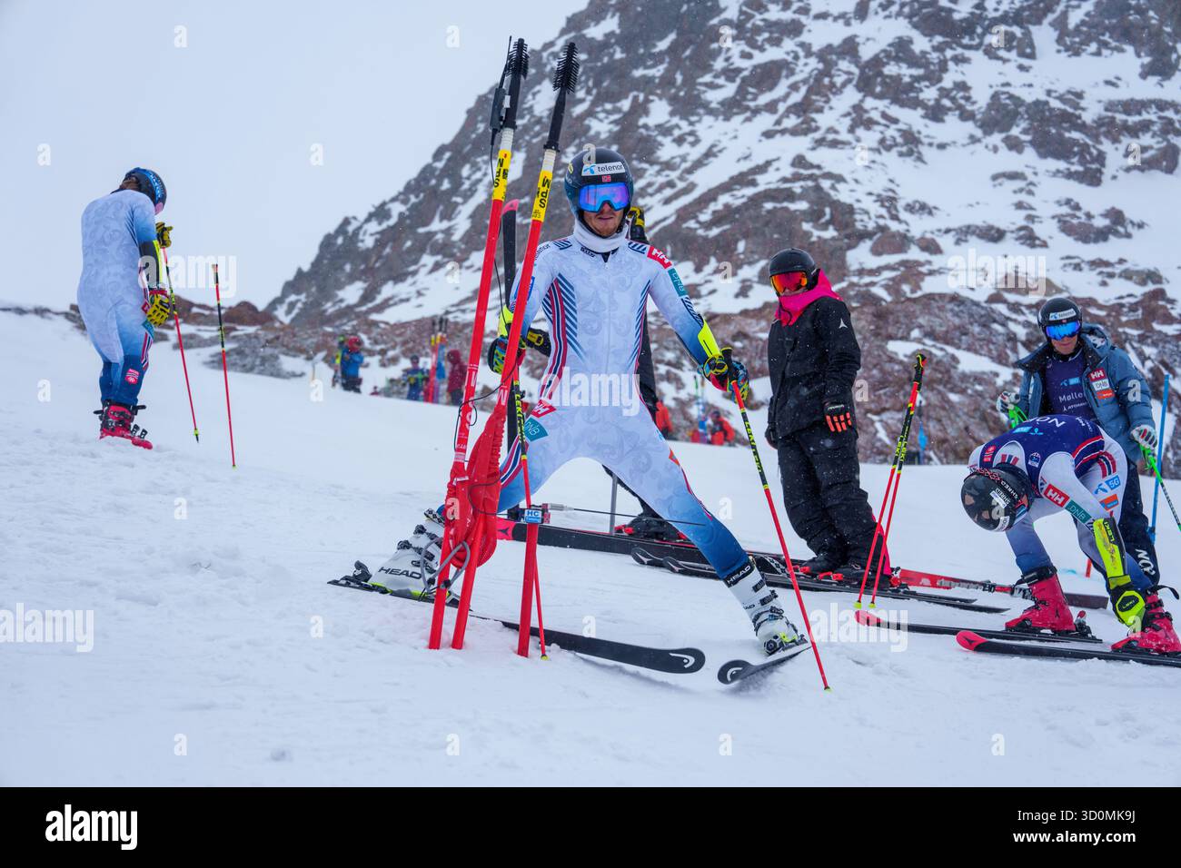 Sölden, Austria 20251023. L'alpinista Atle Lie McGrath e la nazionale norvegese di sci alpino si allenano a Tiefenbachgletscher in vista dell'apertura della Coppa del mondo di alpinismo a Sölden, Austria, il prossimo fine settimana foto: Cornelius Poppe / NTB questo testo è tradotto automaticamente Foto Stock