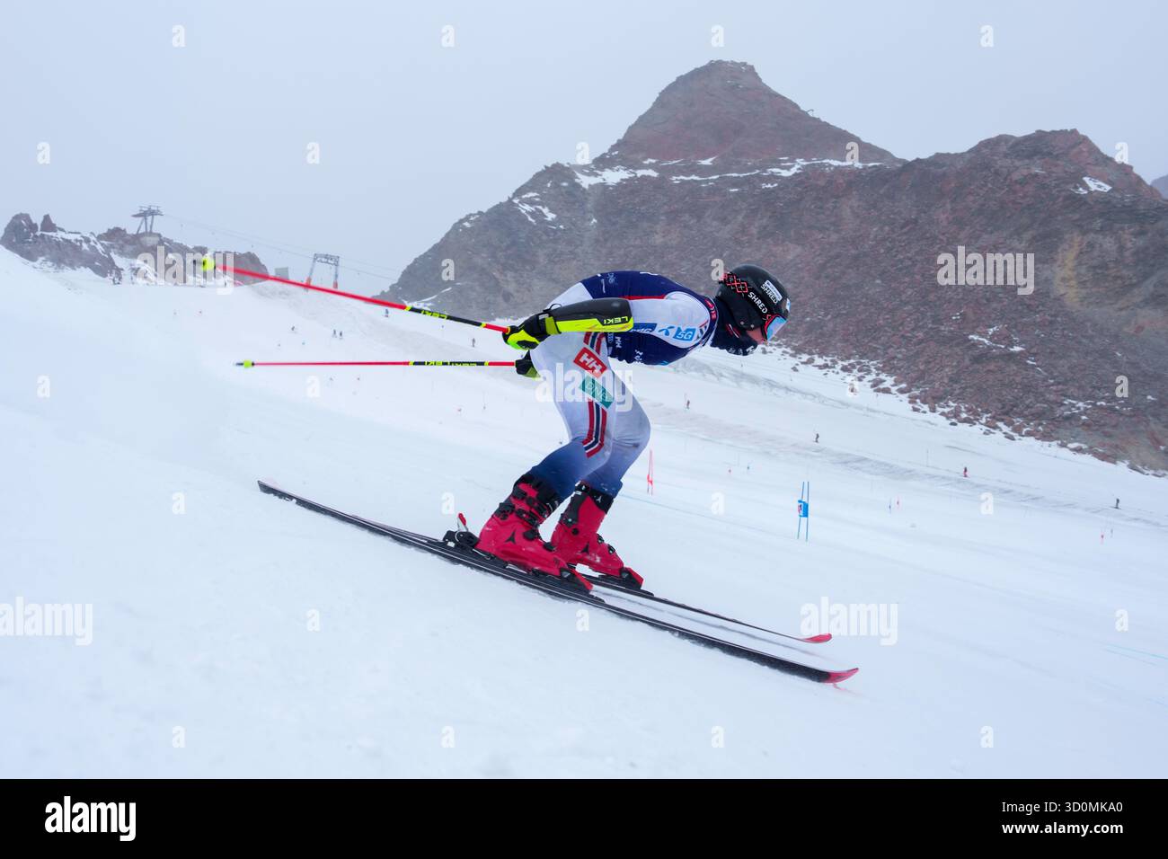 Sölden, Austria 20251023. L'alpinista Oscar Andreas Sandvik e la nazionale norvegese di sci alpino si allenano sul ghiacciaio di Tiefenbach in occasione dell'apertura della Coppa del mondo di alpinismo a Sölden, Austria, il prossimo fine settimana foto: Cornelius Poppe / NTB questo testo è tradotto automaticamente Foto Stock