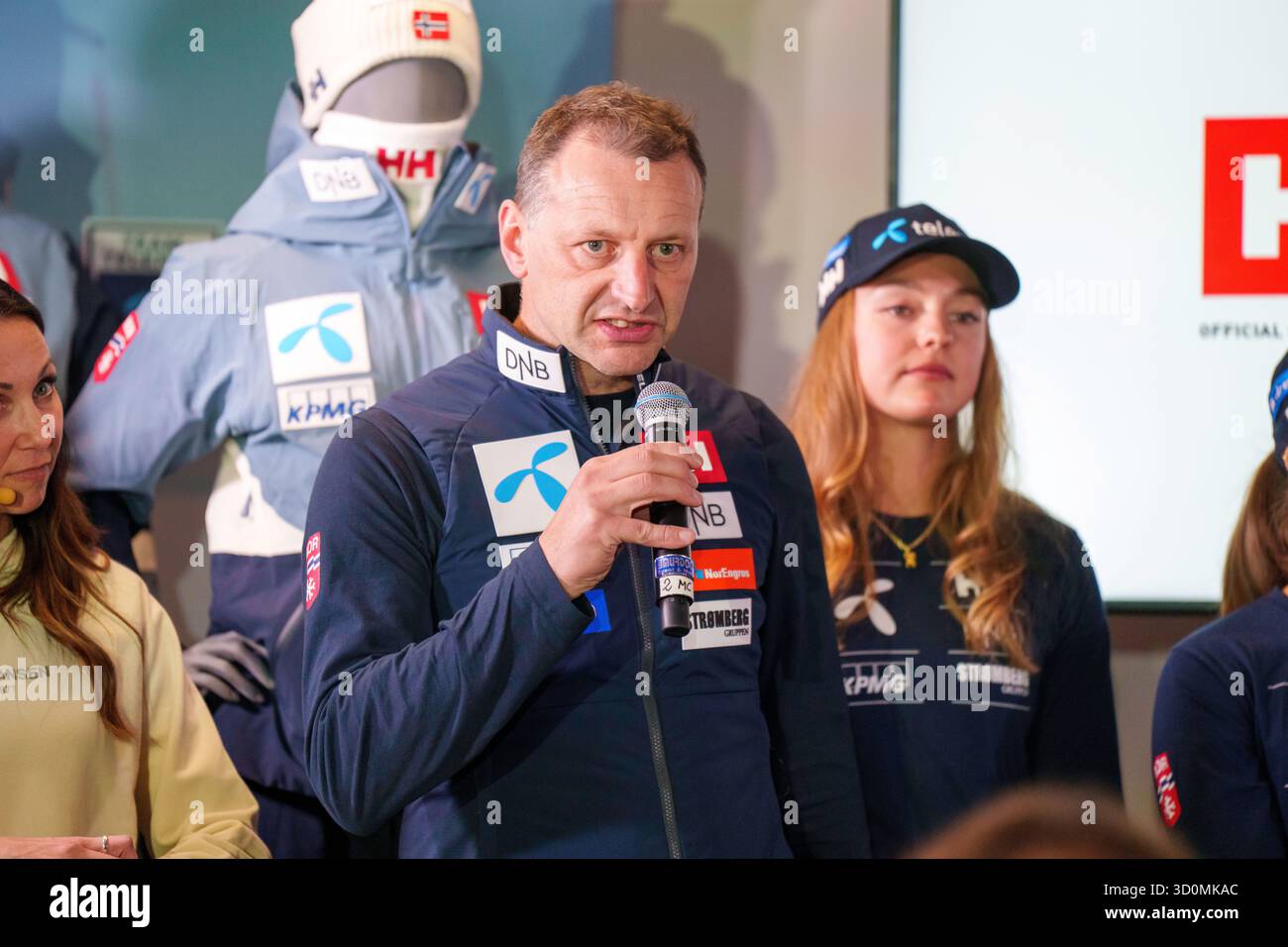 Sölden, Austria 20251023. Consulente per la comunicazione Claes Tommy Herland durante una conferenza stampa con la nazionale norvegese di sci alpino in occasione dell'apertura della Coppa del mondo di alpinismo a Sölden, Austria, il prossimo fine settimana foto: Cornelius Poppe / NTB questo testo è tradotto automaticamente Foto Stock