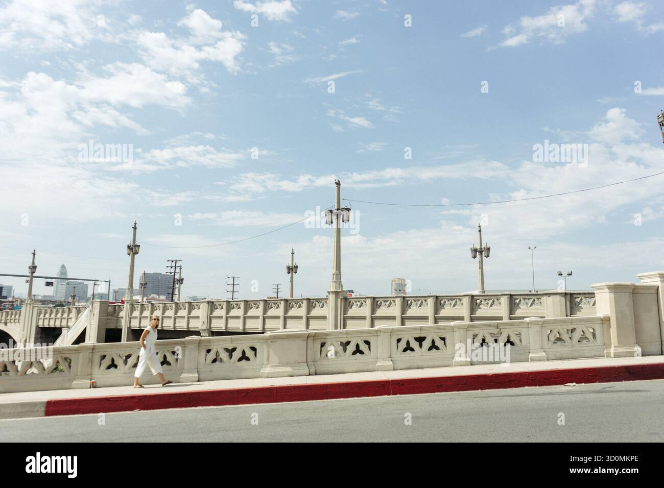 Ragazza che cammina nel quartiere artistico di Los Angeles Foto Stock