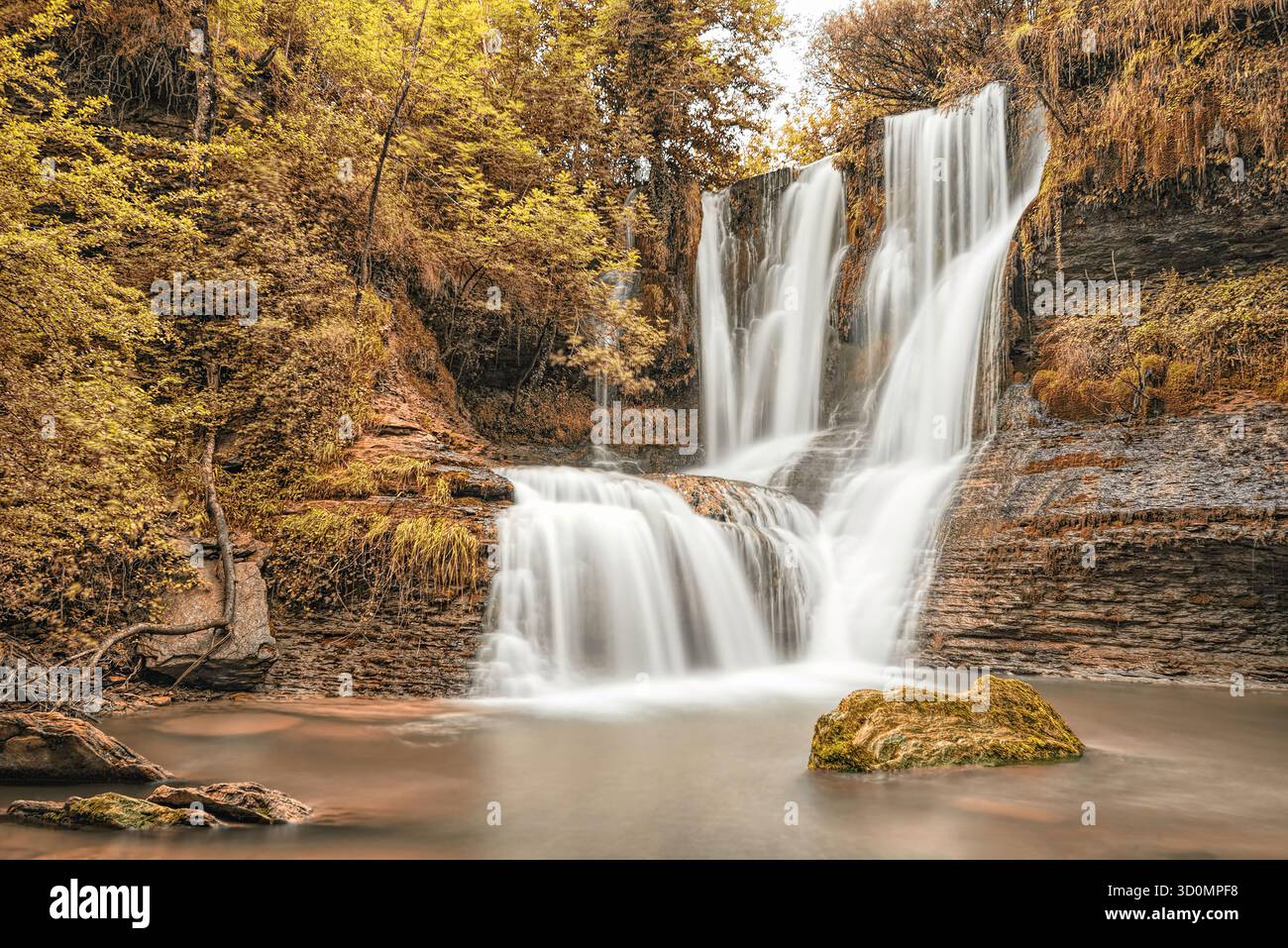 la cascata d'autunno cambia colore Foto Stock