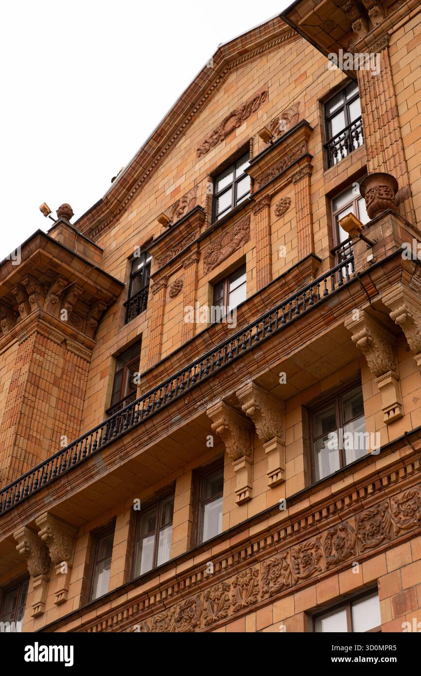 Basso angolo di dettagli architettonici in terracotta su un edificio classico Foto Stock
