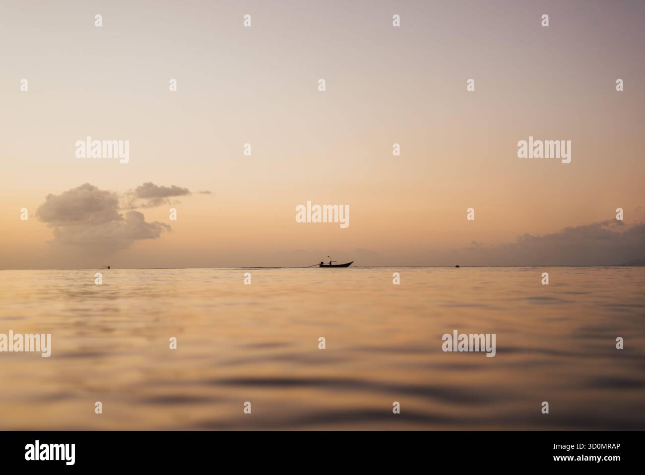 Fisherman Boat a Dusk, Koh ma Beach, Koh Phangan, Thailandia Foto Stock