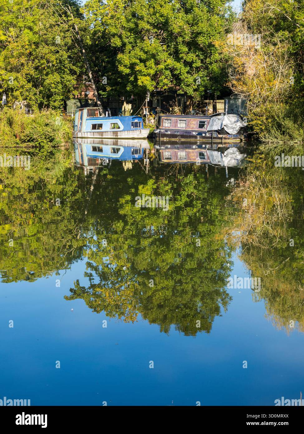 Reflection of Boats on the River Tamigi, Reading, Berkshire, Regno Unito. Foto Stock