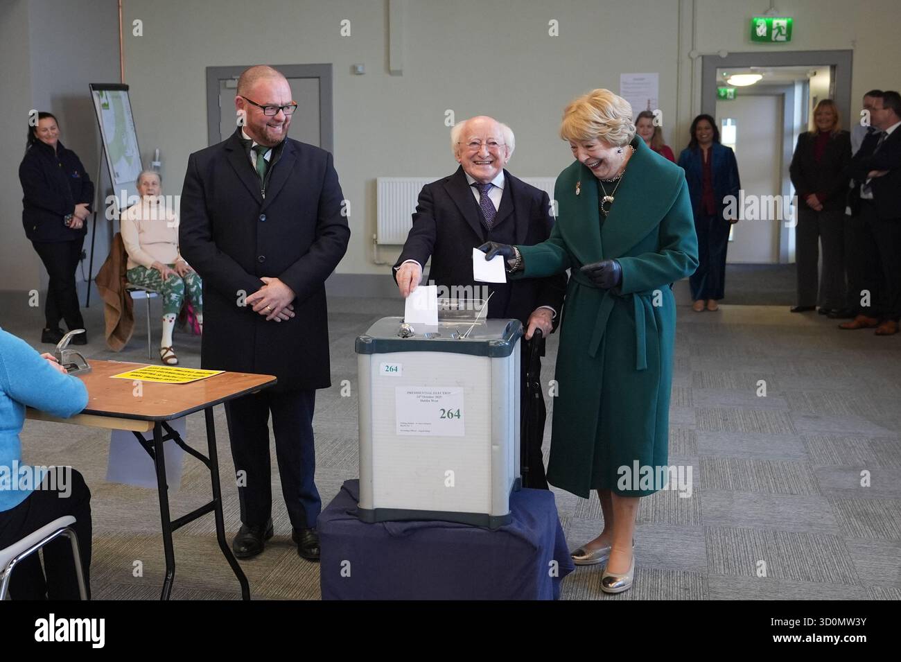Il presidente Michael D Higgins e sua moglie Sabina hanno espresso i loro voti alle elezioni presidenziali, mentre il voto inizia nelle elezioni irlandesi per sostituire il presidente Higgins, che ha servito al massimo due mandati di sette anni. I candidati sono Catherine Connolly indipendente e Heather Humphreys di fine Gael. Data foto: Venerdì 24 ottobre 2025. Foto Stock