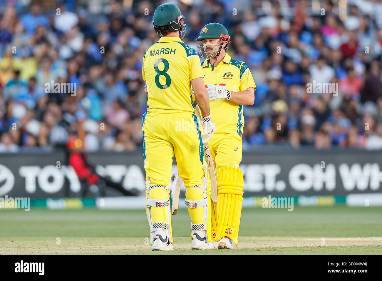 23 ottobre 2025, Adelaide, Australia. MITCHELL MARSH dell'Australia, e TRAVIS CAPO dell'Australia discutono le tattiche al centro del campo tra gli overs, durante gara 2 della serie Australia vs India 2025/26 ODI Credit: Mark Willoughby/Alamy Live News Foto Stock
