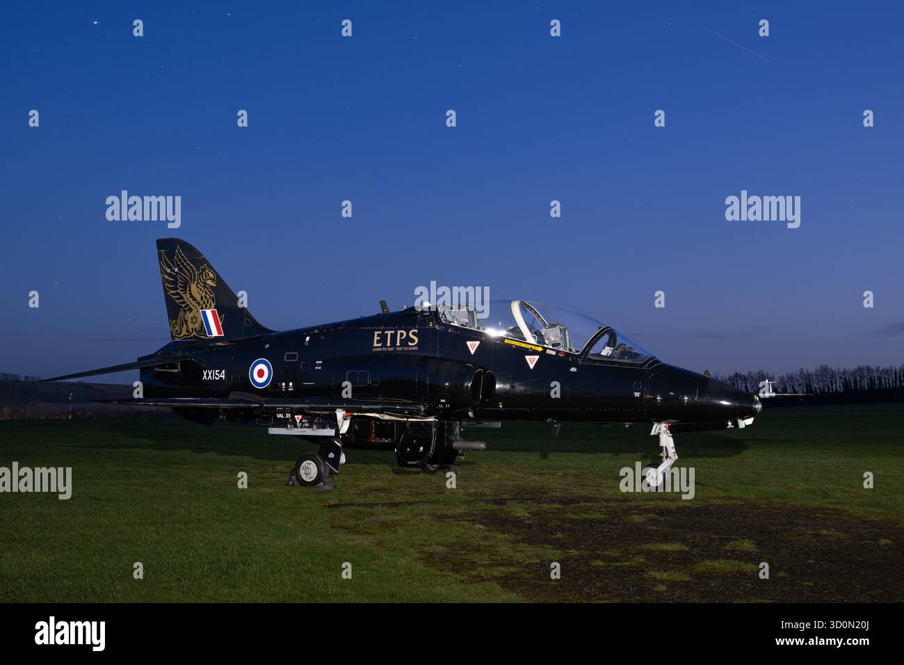 Museum Aircraft illuminato durante un evento fotografico notturno presso la Boscombe Down Aviation Collection, Wiltshire, Inghilterra, che mostra un'aviazione storica Foto Stock