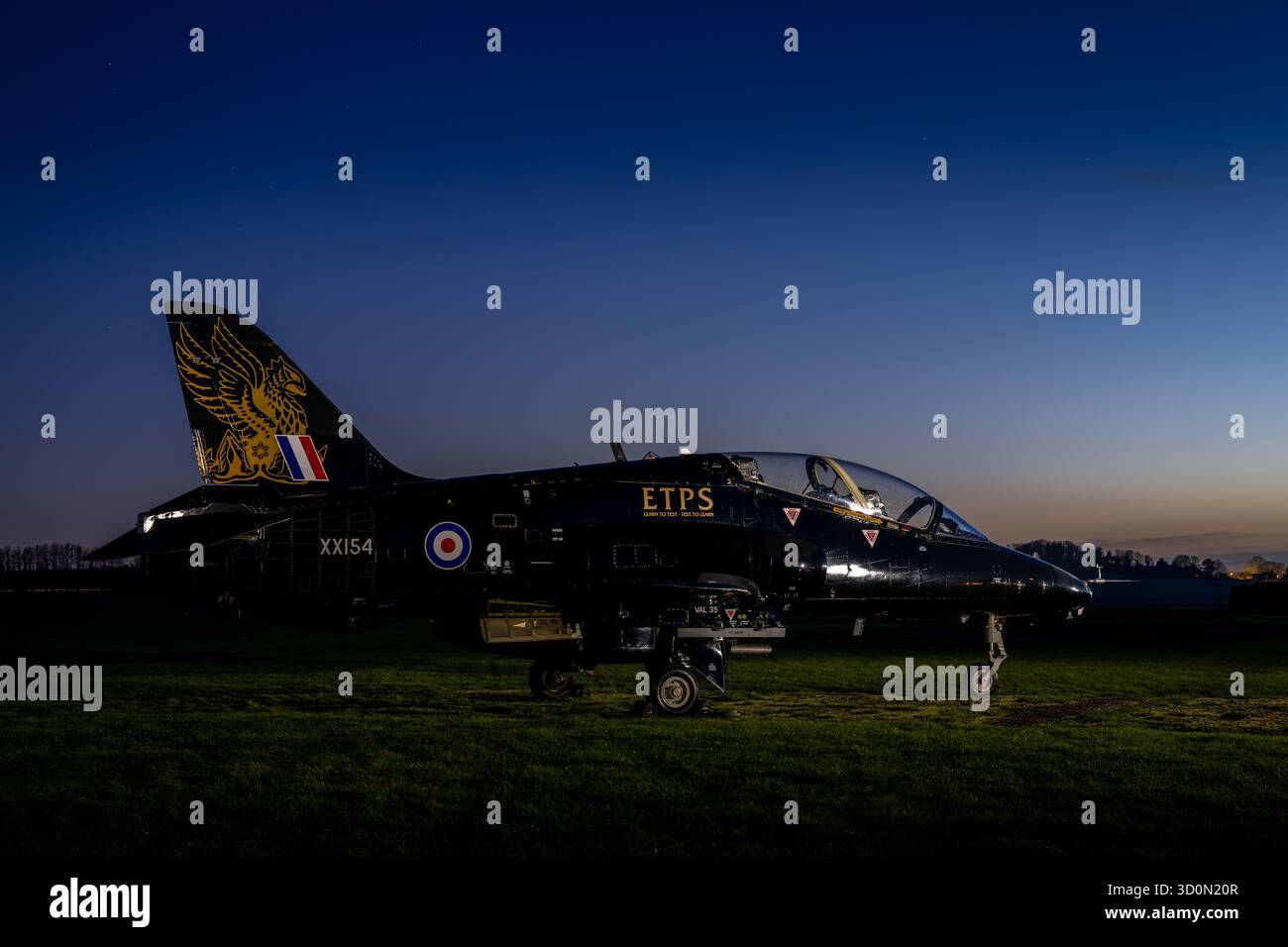 Museum Aircraft illuminato durante un evento fotografico notturno presso la Boscombe Down Aviation Collection, Wiltshire, Inghilterra, che mostra un'aviazione storica Foto Stock