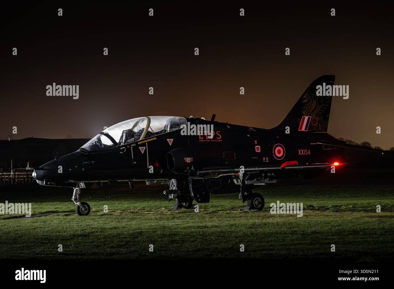 Museum Aircraft illuminato durante un evento fotografico notturno presso la Boscombe Down Aviation Collection, Wiltshire, Inghilterra, che mostra un'aviazione storica Foto Stock