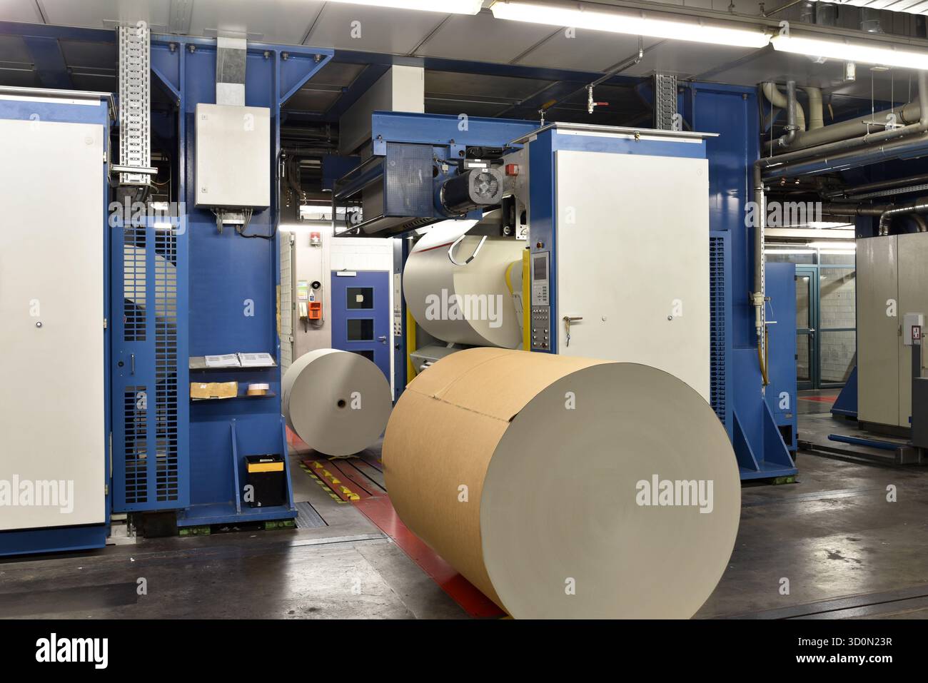 Rotoli di carta e macchine di stampa offset in un grande negozio di stampa per la produzione di giornali e riviste Foto Stock