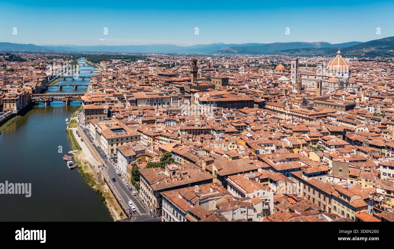 Foto in droni della città di Firenze con il famoso Ponte Vecchio e il Duomo di Firenze. Foto Stock