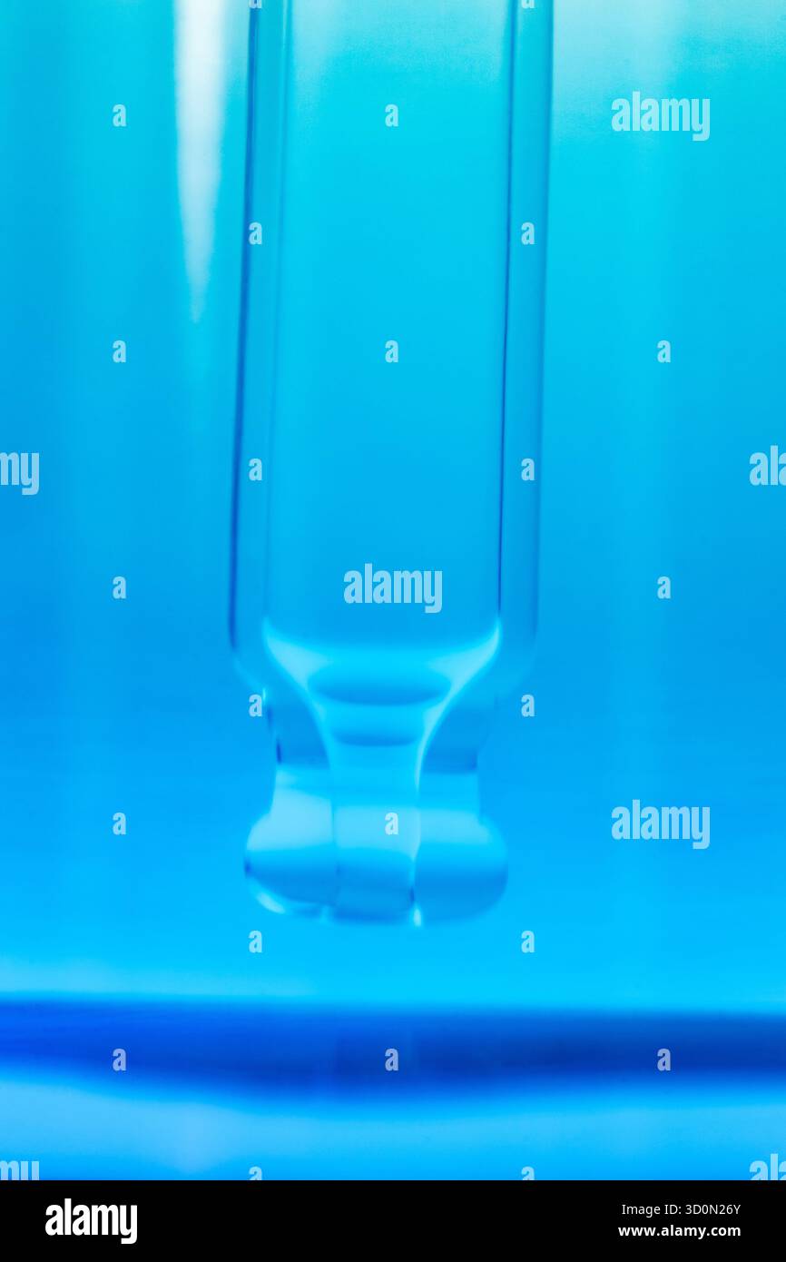 Foto ravvicinata di un contagocce macchiato in una bottiglia di vetro blu. Concetto di cosmetica, cura della pelle, siero, dettaglio del prodotto, imperfezione, realismo, bellezza fotogr Foto Stock